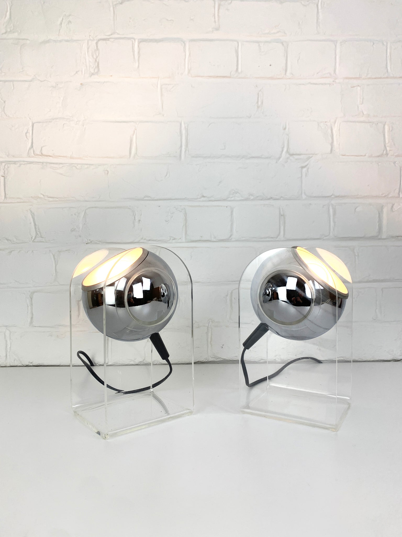 Pair of plexiglass Sphere Space Age Table Lamps, 1960-70s