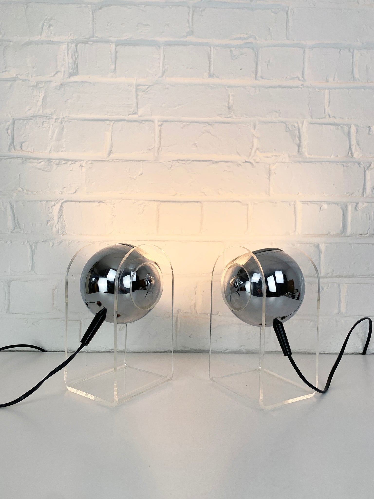 Pair of plexiglass Sphere Space Age Table Lamps, 1960-70s