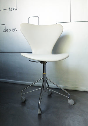 White vintage Fritz Hansen 3117 Swivel chair, 1973