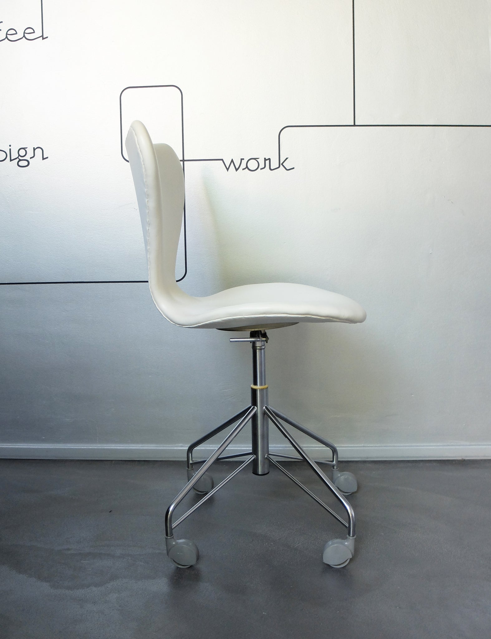 White vintage Fritz Hansen 3117 Swivel chair, 1973