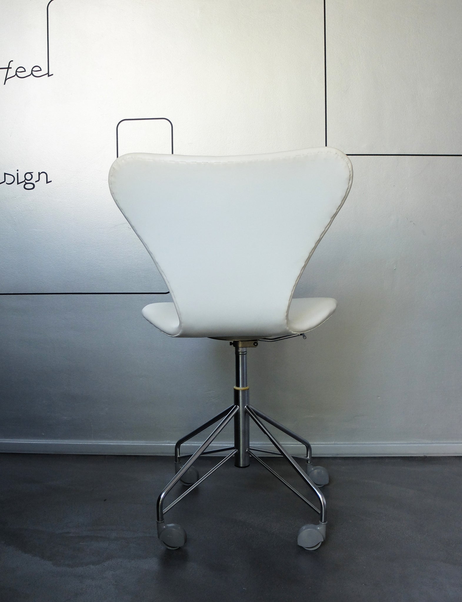 White vintage Fritz Hansen 3117 Swivel chair, 1973