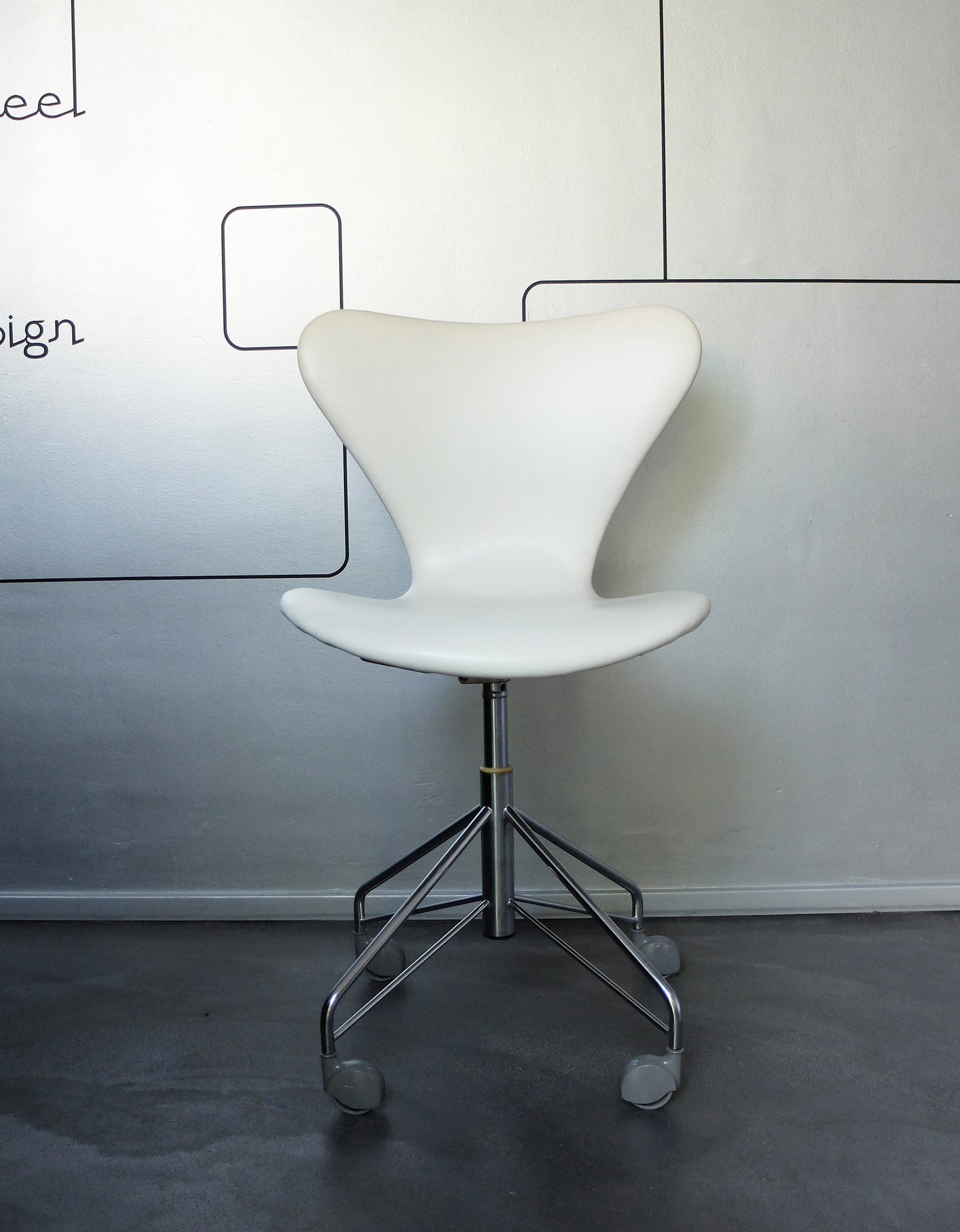 White vintage Fritz Hansen 3117 Swivel chair, 1973