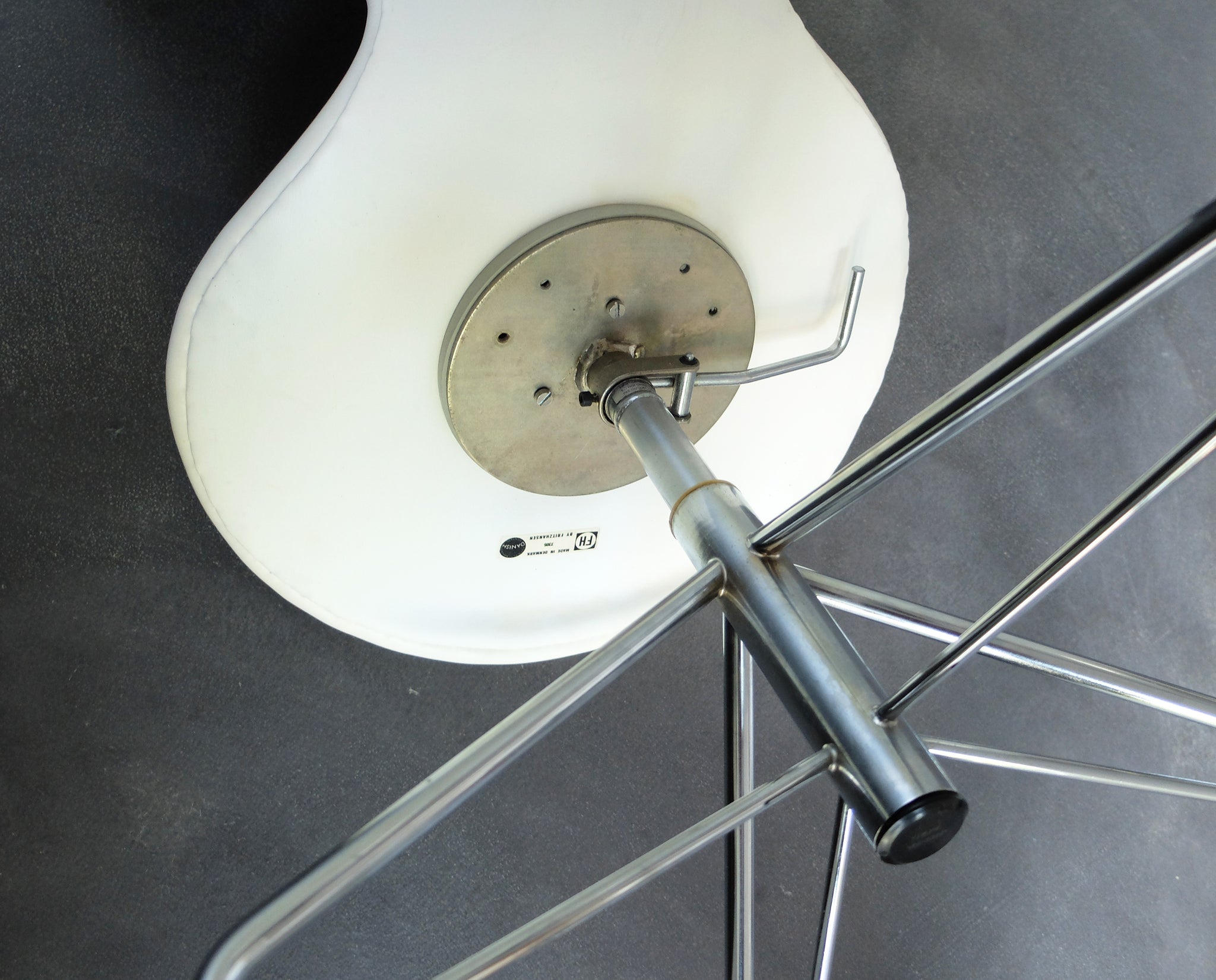 White vintage Fritz Hansen 3117 Swivel chair, 1973