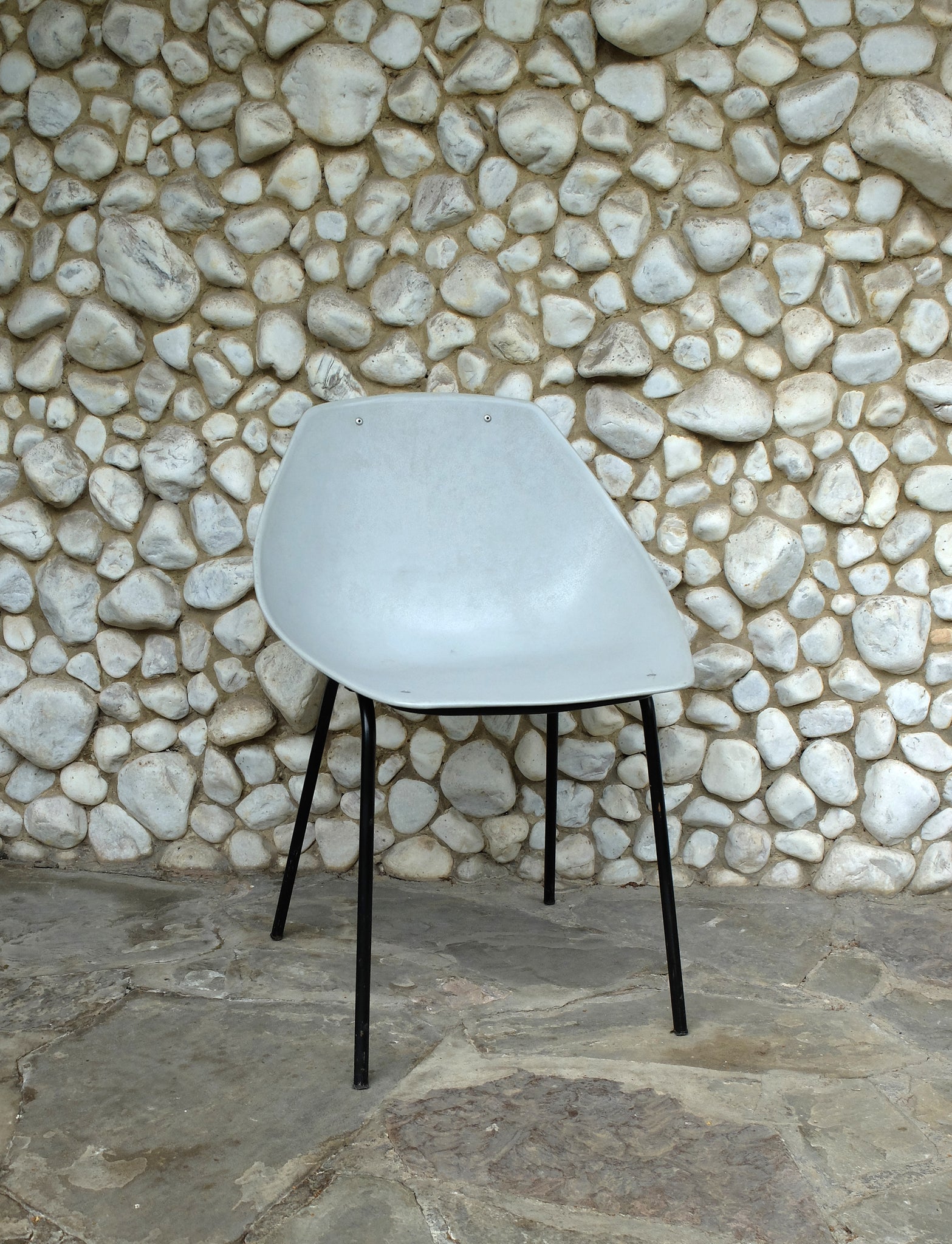 Grey coquillage chair by Pierre Guariche for Meurop 1960s