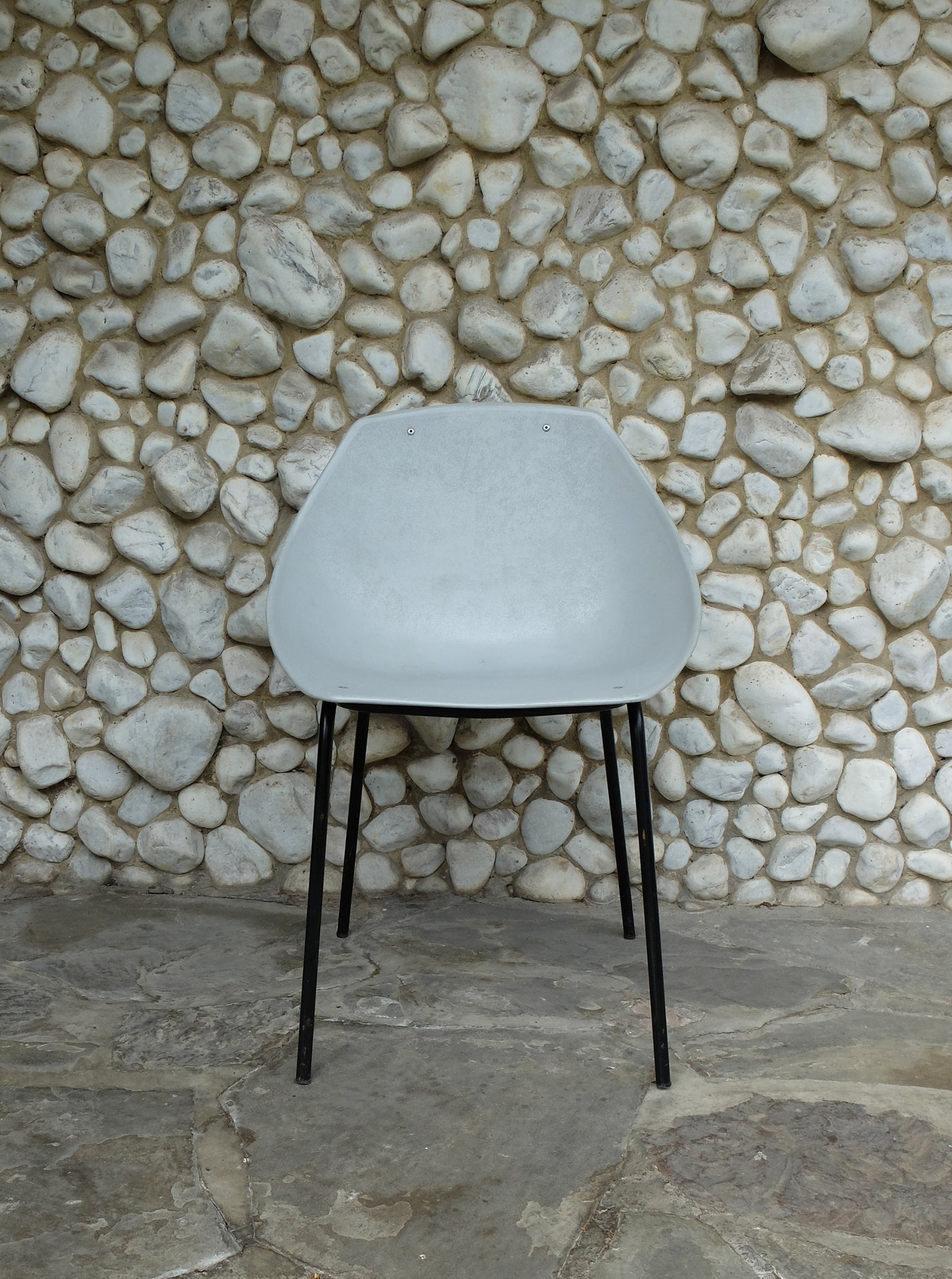 Grey coquillage chair by Pierre Guariche for Meurop 1960s