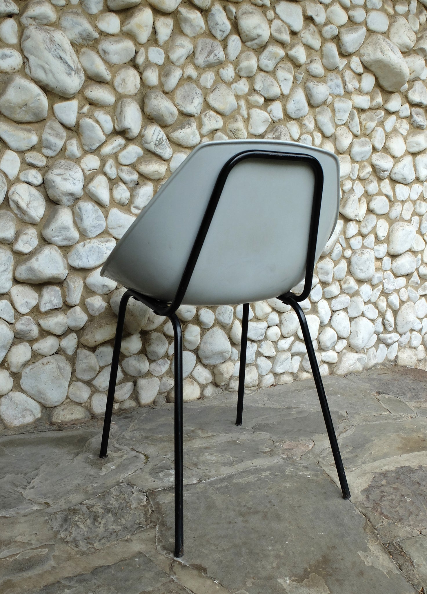 Grey coquillage chair by Pierre Guariche for Meurop 1960s