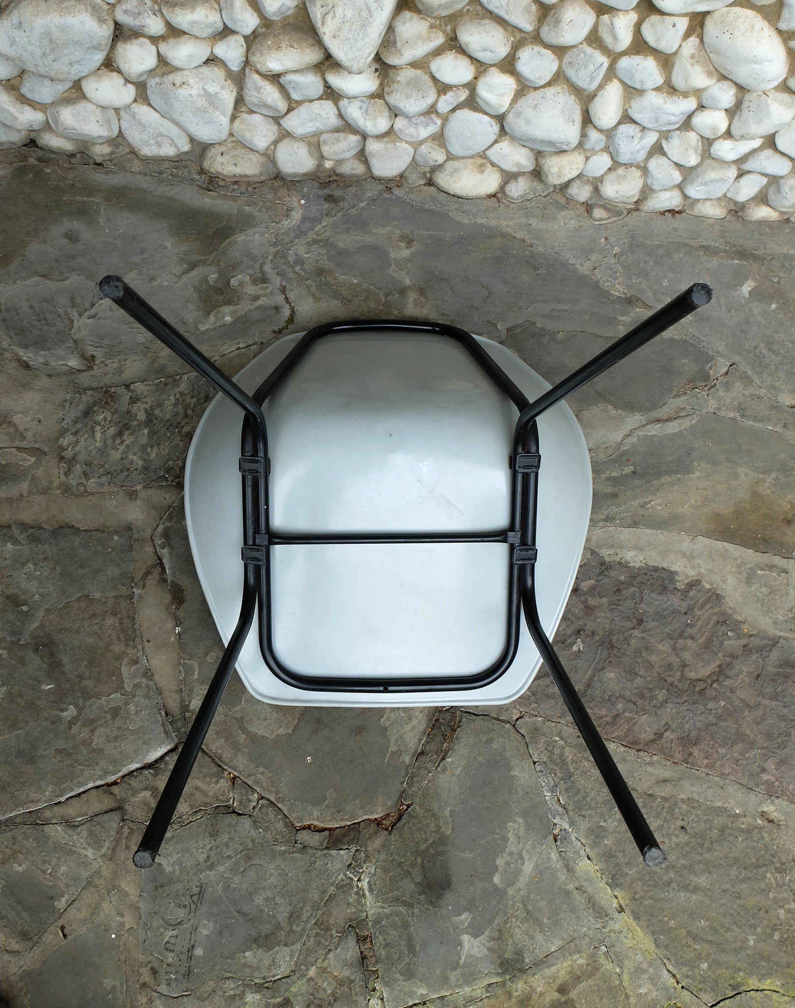 Grey coquillage chair by Pierre Guariche for Meurop 1960s