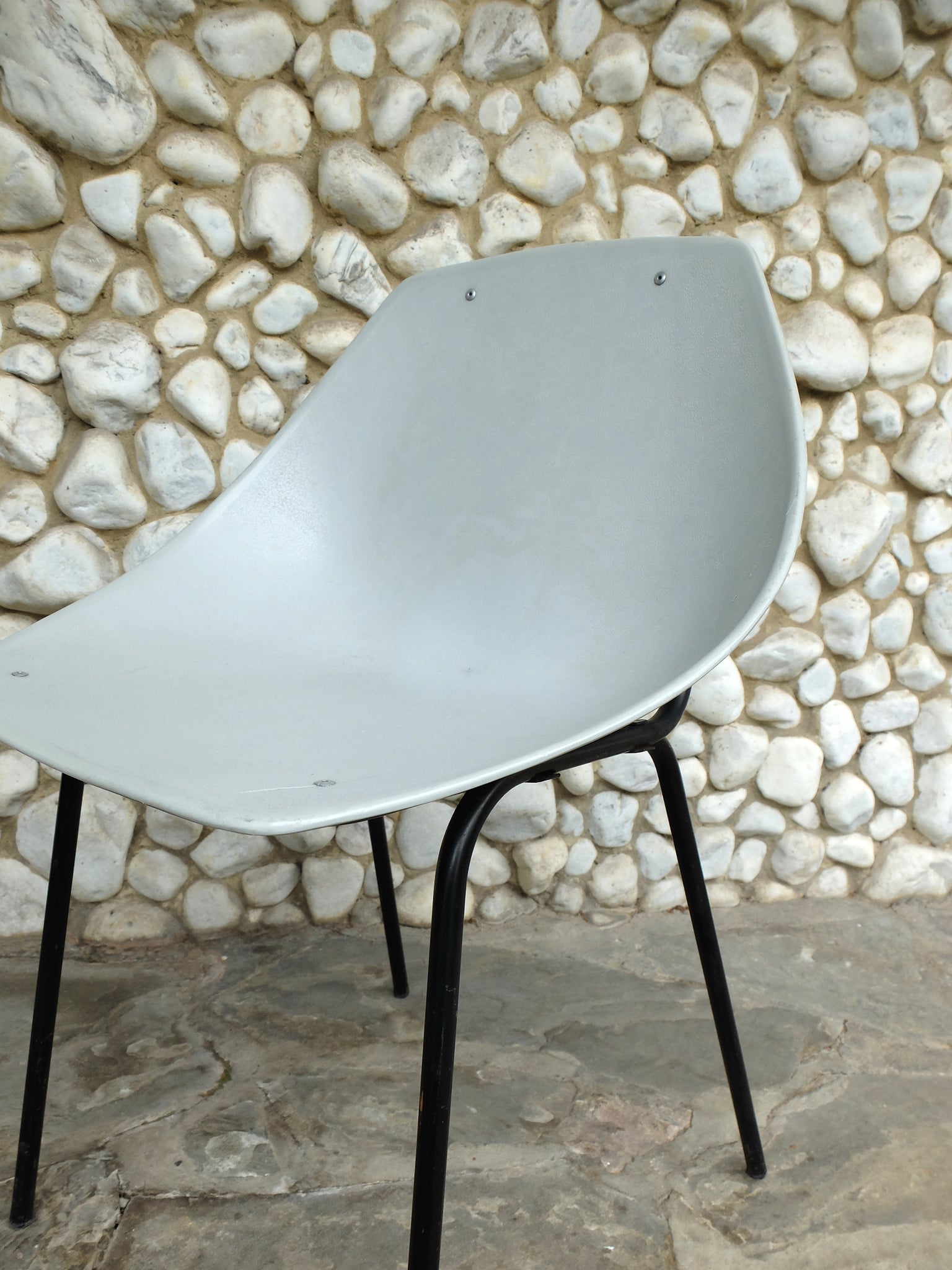 Grey coquillage chair by Pierre Guariche for Meurop 1960s