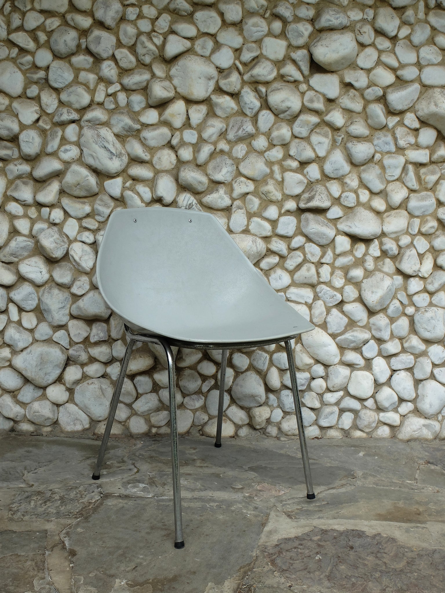 Grey coquillage chair by Pierre Guariche for Meurop 1960s