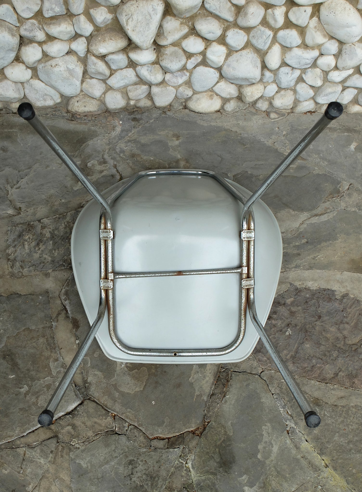 Grey coquillage chair by Pierre Guariche for Meurop 1960s