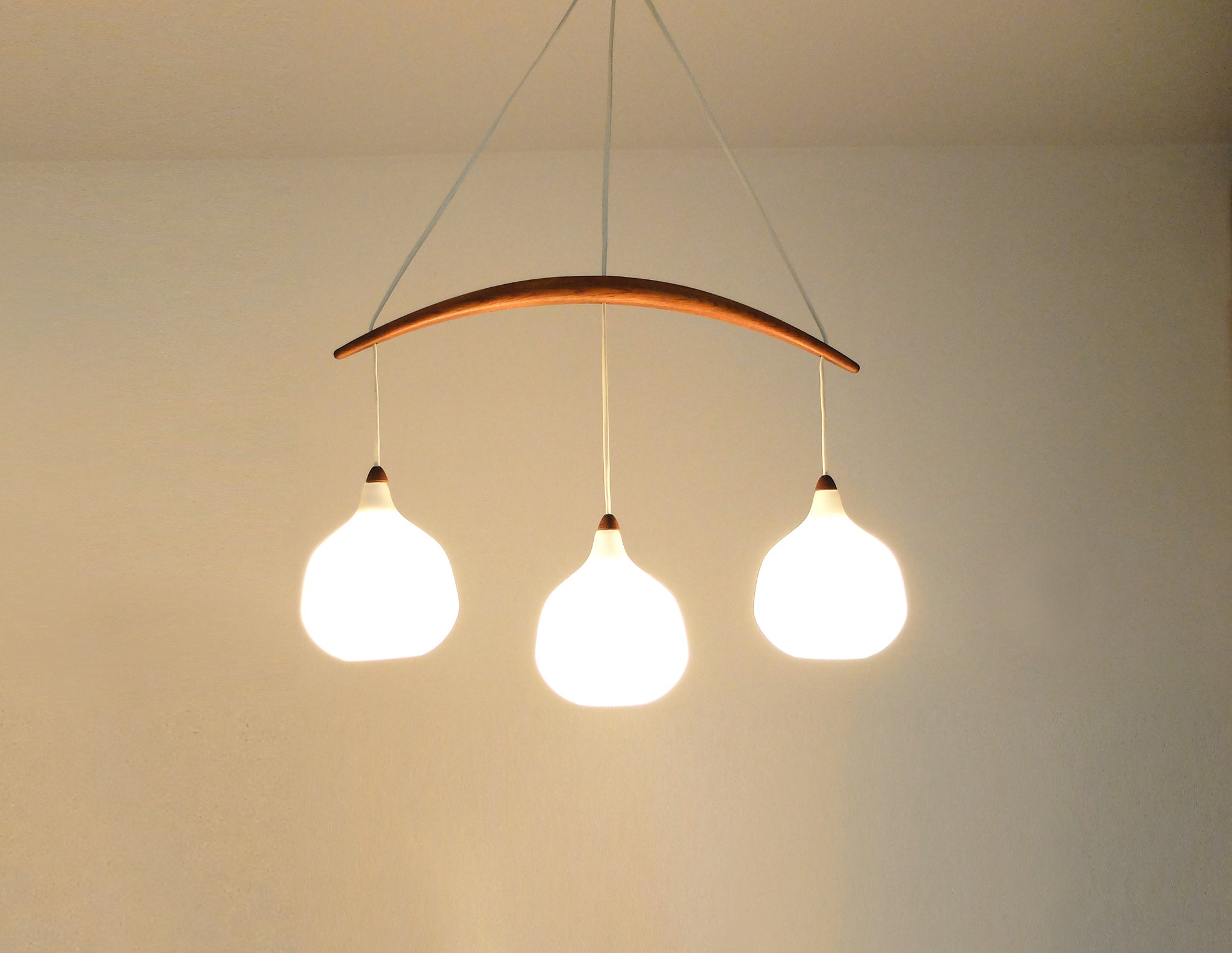 Scandinavian Mid-Century pendant lamp in teak and opaline, Uno & Östen Kristiansson for Luxus, Sweden