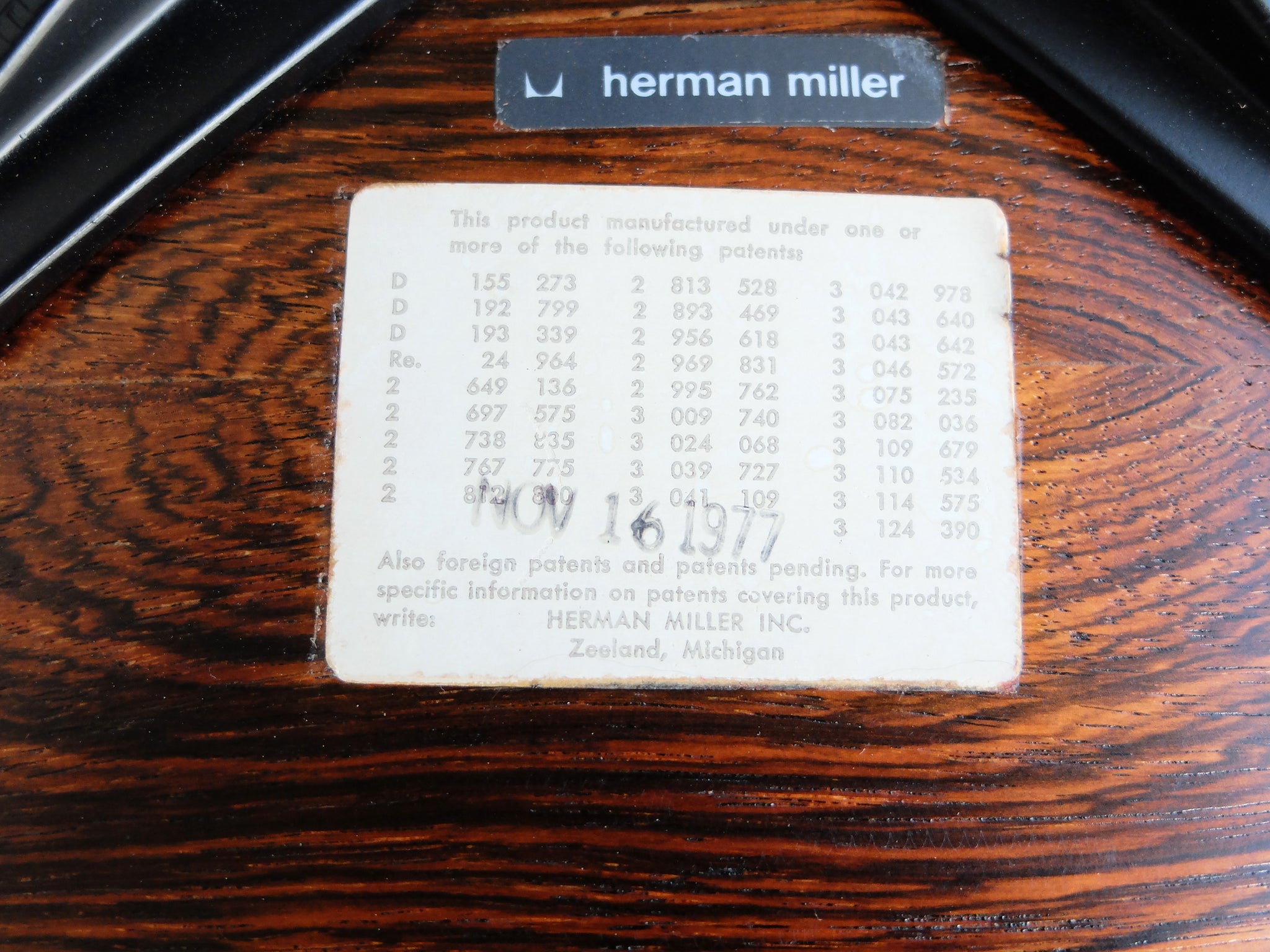 Herman Miller Lounge chair 670 & ottoman 671 designed by Charles& Ray Eames