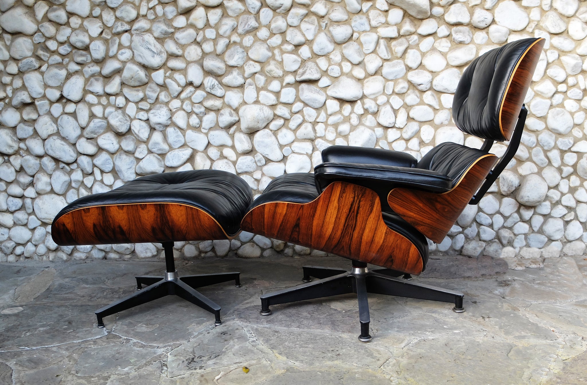 Herman Miller Lounge chair 670 & ottoman 671 designed by Charles& Ray Eames